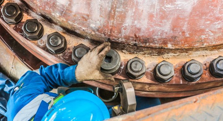 Experienced, Competent and Trained at the breaking and making of flanged joints.